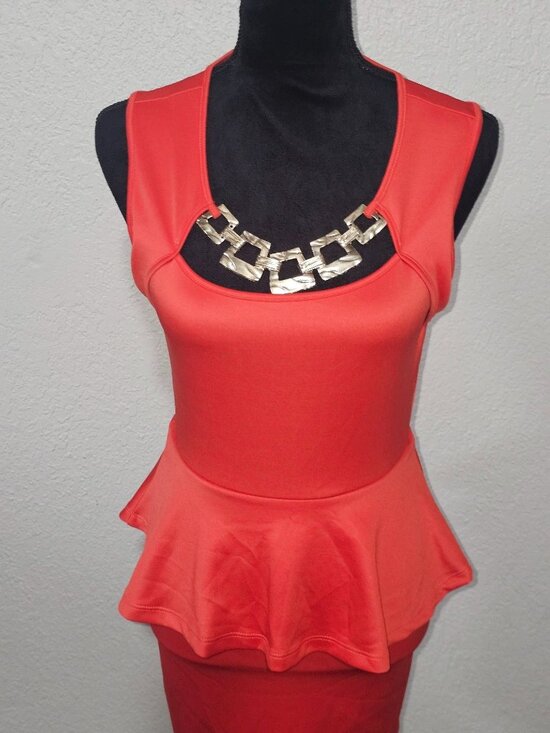 Velvet Room Dresses & Skirts - Red/Orange Peplum Dress With Gold Chain Accent Scoop Neck Sleeveless Womens Size
